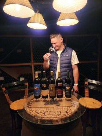 Degustación en la cava de la bodega