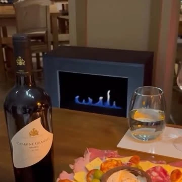 Vino Carmine Granata junto a la chimenea