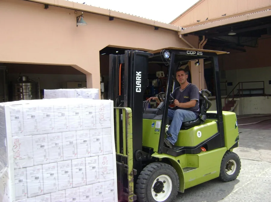 Carga de cajas en la bodega